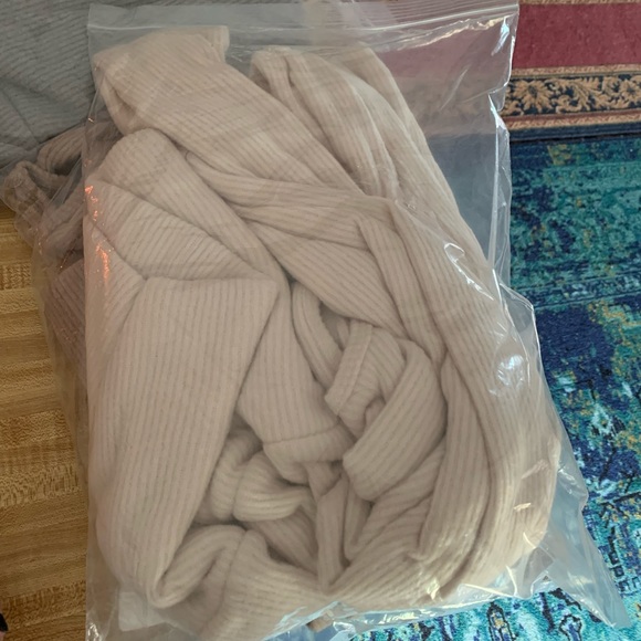 LOOKING TO TRADE!  Dance Class Fuzzy Rib Stirrup Legging-BONE/LARGE-looking 4 XL - Picture 3 of 3